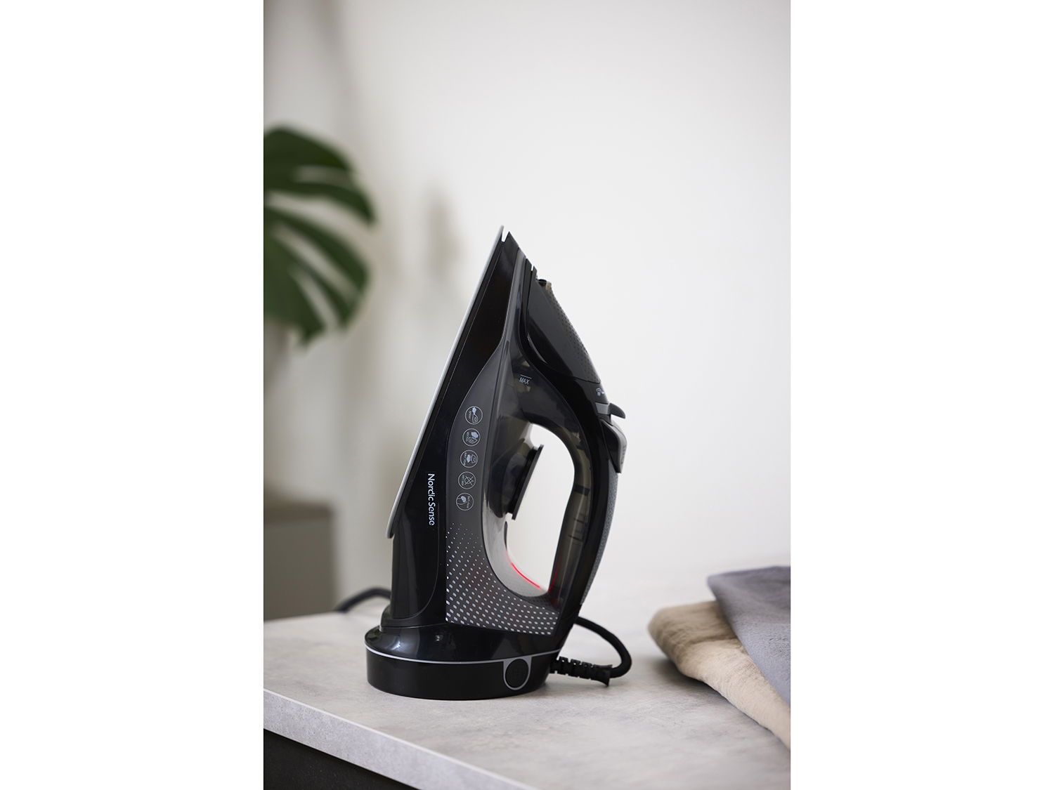 Nordic Sense 2400 W Ledningsfritt Dampstrykejern