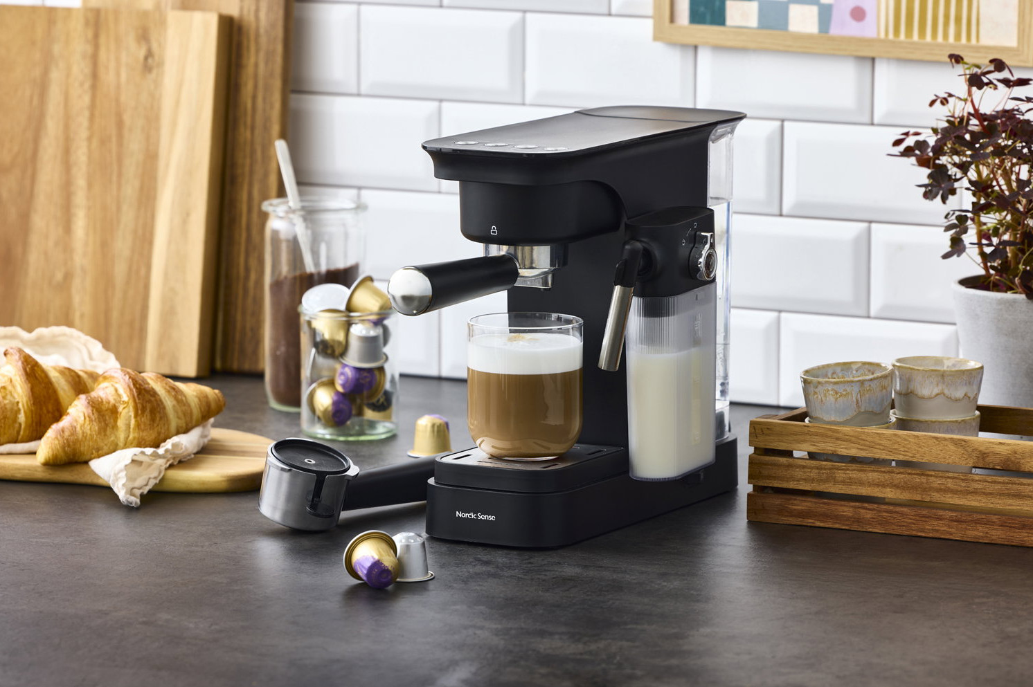 Nordic Sense Espressomaskin med Melkeskummer og Kapseladapter
