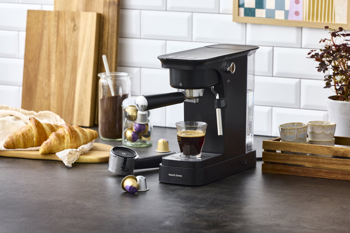 Nordic Sense Espressomaskin med Melkeskummer og Kapseladapter