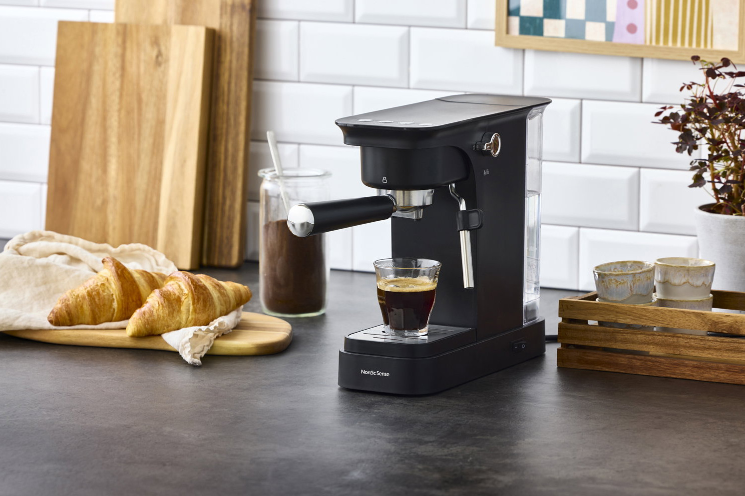 Nordic Sense Espressomaskin med Melkeskummer og Kapseladapter