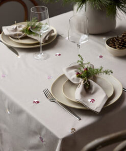 Södahl Christmas Hearts Sett med Duk og 12 stk Broderte Tøyservietter