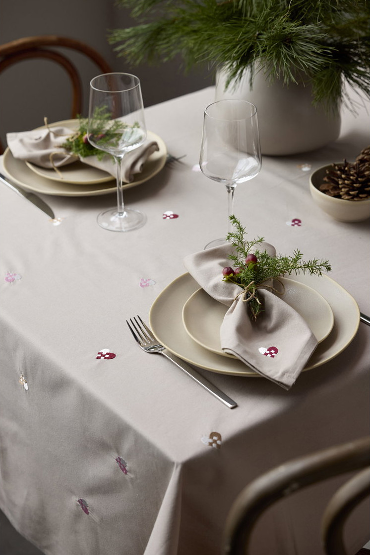 Södahl Christmas Hearts Sett med Duk og 12 stk Broderte Tøyservietter