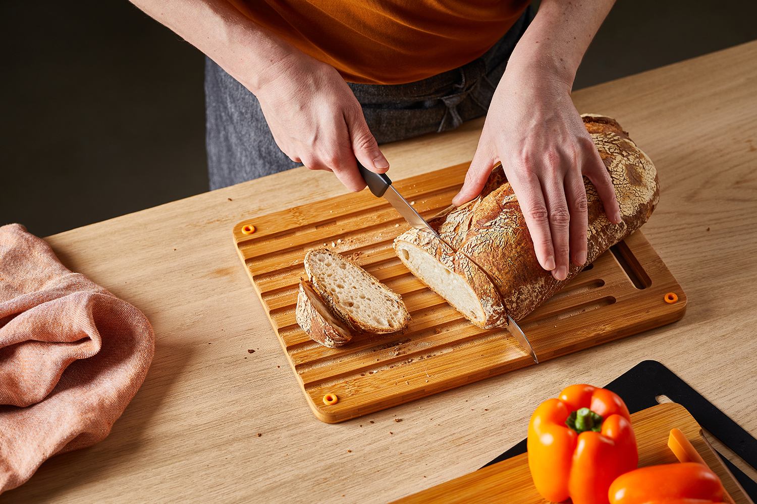 Fiskars Functional Form Bambus Skjærebrett med Brødkniv